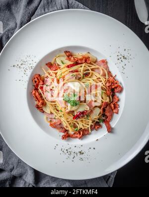 Un piatto di aglio Bacon Spaghetti Foto Stock