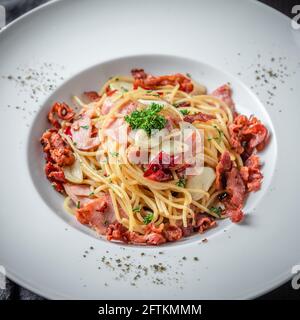 Un piatto di aglio Bacon Spaghetti Foto Stock