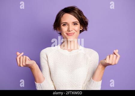 Ritratto di adorabile signora mostrando armi dita segno denaro gesto isolato su sfondo di colore viola Foto Stock