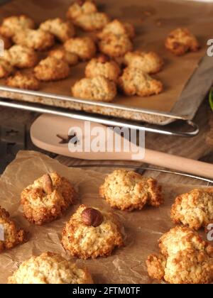 Biscotti d'avena su carta da forno con ingredienti biologici da forno, concetto di cibo sano Foto Stock