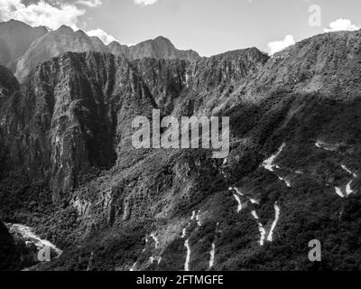 Machu Picchu, Perù - 22 Maggio 2016: vista per il giro di harpin e sulle montagne di oltre le rovine Inca, Patrimonio Mondiale dell UNESCO Foto Stock