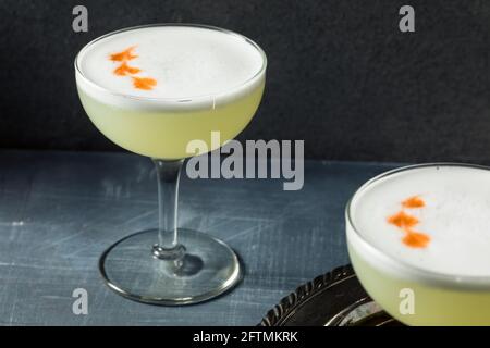 Cocktail freddo Pisco Sour con lime e albumi Foto Stock