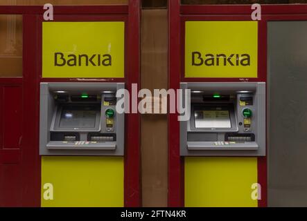 Palma de Mallorca, Spagna; 19 2021 maggio: Primo piano di un ATM di una Banca Bankia sulla strada alla luce del giorno Foto Stock