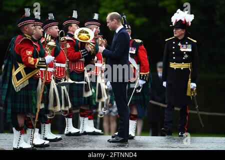 Il Duca di Cambridge, Ispeziona la guardia d'onore e la band mentre partecipa alla cerimonia delle chiavi nel suo ruolo di Signore Alto Commissario per l'Assemblea Generale della Chiesa di Scozia presso il Palazzo di Holyroodhouse a Edimburgo, mentre inizia una visita di una settimana in Scozia. Data immagine: Venerdì 21 maggio 2021. Foto Stock