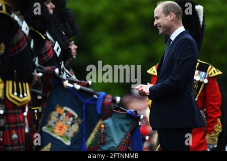 Il Duca di Cambridge, Ispeziona la guardia d'onore e la band mentre partecipa alla cerimonia delle chiavi nel suo ruolo di Signore Alto Commissario per l'Assemblea Generale della Chiesa di Scozia presso il Palazzo di Holyroodhouse a Edimburgo, mentre inizia una visita di una settimana in Scozia. Data immagine: Venerdì 21 maggio 2021. Foto Stock