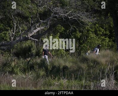 Isola di Kiawah, Stati Uniti. 21 Maggio 2021. Phil Mickelson cammina verso la tredicesima tee box nel secondo round del 103esimo campionato PGA al Kiawah Island Golf Resort Ocean Course sull'isola di Kiawah, Carolina del Sud, venerdì 21 maggio 2021. Foto di John Angelillo/UPI Credit: UPI/Alamy Live News Foto Stock