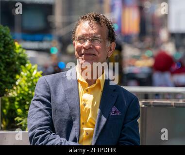 New York, NY - 21 maggio 2021: Tony Winner Brian Stokes Mitchell partecipa alla conferenza stampa di Times Square con il senatore statunitense Charles Schumer Foto Stock