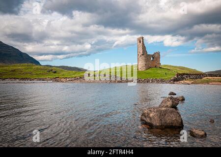 Un'immagine HDR dell'estate 3 del castello di Ardvreck sulle rive del Loch Assynt, Sutherland nelle Highlands della Scozia. 27 maggio 2014 Foto Stock