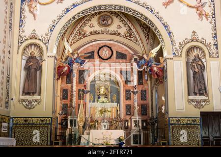 Alajar, Huelva, Spagna - 1 maggio 2021: Altare maggiore di Eremo di nostra Signora degli Angeli dal 16 ° secolo nella Peña de Arias Montano (Rocca di Ari Foto Stock