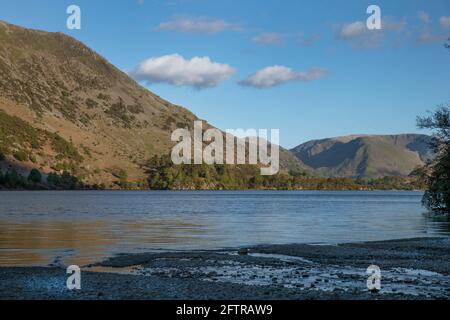 Acque calme del lago di Ullswater in una tarda estate sera Foto Stock