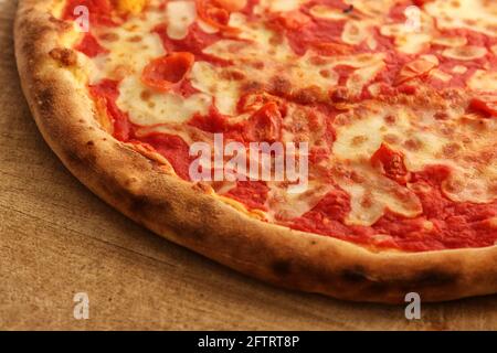 Pizza, cibo tipico italiano, natura morta, dettaglio con pomodoro Foto Stock