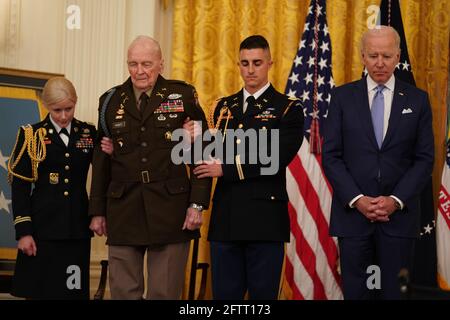 Il colonnello dell'esercito degli Stati Uniti Ralph Puckett e il presidente degli Stati Uniti Joe Biden si levano in piedi mentre la citazione è letta durante una cerimonia della stanza orientale che premia il Colon. Puckett la medaglia d'onore nella stanza orientale della Casa Bianca a Washington, DC venerdì 21 maggio 2021. Credit: Stefani Reynolds/Pool via CNP /MediaPunch Foto Stock