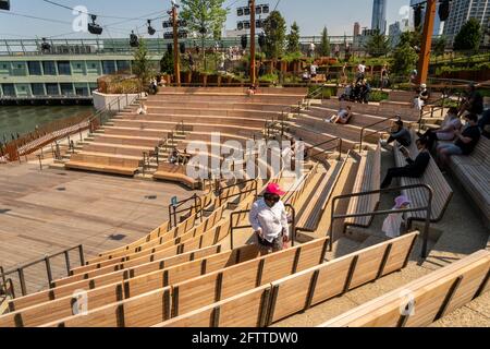 Anfiteatro nella nuova Little Island a Hudson River Park a New York il giorno di apertura, venerdì 21 maggio 2021. Il parco, creato con i finanziamenti della Diller-von Furstenberg Family Foundation, si è aperto proprio quando New York è rilassante restrizioni a causa della pandemia COVID-19. Il parco, progettato da Thomas Heatherwick, comprende un anfiteatro, concessionari e palcoscenico e prato per la sua programmazione artistica. (© Richard B. Levine) Foto Stock