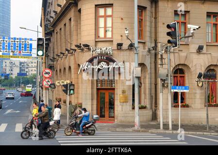 Shanghai, Cina - 16 novembre 2014: La gente aspetta il semaforo di fronte al ristorante Shanghai Morning su Huangpu Road Foto Stock