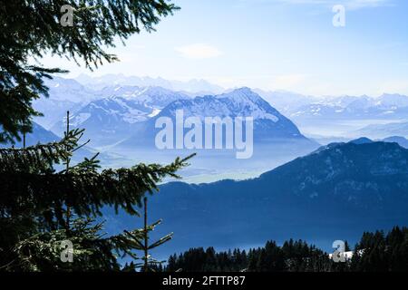 Alpi svizzere che sovrastano il nebbioso Vierwaldstattersee, Lago di Lucerna, Svizzera Foto Stock