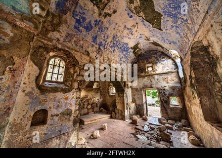 Accanto alla Fortezza di Cattaro. La faticosa chiesa del XVI secolo si trova tra splendide montagne di landcsapes. Foto Stock