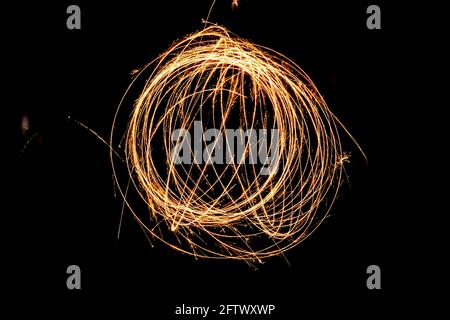 Effetto luce sovrapposto per foto e mockup. Coloured Film Burn Light Photo Overlay, utilizzando la modalità schermo, Overlay Sparkler ball Frame. Gol. Con isolamento magico Foto Stock