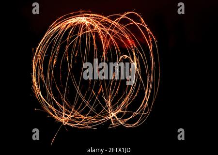 Effetto luce sovrapposto per foto e mockup. Coloured Film Burn Light Photo Overlay, utilizzando la modalità schermo, Overlay Sparkler ball Frame. Gol. Con isolamento magico Foto Stock