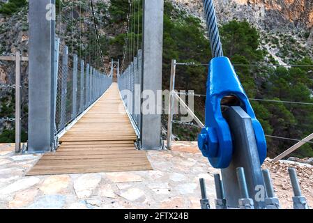 Ponte pedonale sospeso sul sentiero El Saltillo a Canillas de Aceituno, Malaga. Foto Stock