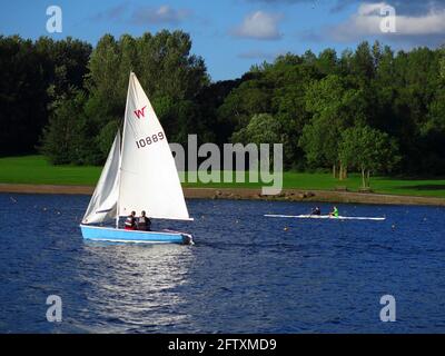 Dinghy e doppio scull su Strathclyde Loch Foto Stock