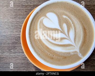 Piatto bianco caffè decorato con la Nuova Zelanda il simbolo iconico Il Silver Fern su di esso. Spazio di copia Foto Stock