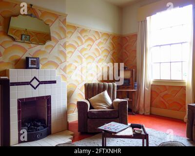 All'interno del Black Country Museum Dudley si trova un soggiorno in vecchio stile Foto Stock