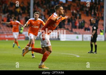 Jerry Yates di Blackpool festeggia il terzo gol della partita durante lo Sky Bet League One Playoff, seconda partita a Bloomfield Road, Blackpool. Data immagine: Venerdì 21 maggio 2021. Foto Stock