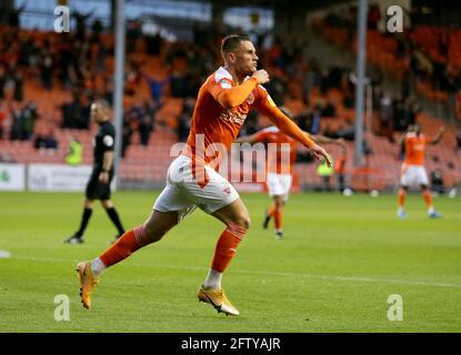 Jerry Yates di Blackpool festeggia il terzo gol della partita durante lo Sky Bet League One Playoff, seconda partita a Bloomfield Road, Blackpool. Data immagine: Venerdì 21 maggio 2021. Foto Stock