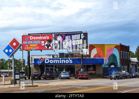 Memphis, TN, USA - 24 settembre 2019: Domino's Pizza presso Sun Studio con cartellone per Graceland con Elvis Presley Foto Stock