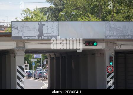 Ferrara, Italia. 21 Maggio 2021. Con la tredicesima tappa, il giro d'Italia 2021 rimane ancora per pochi chilometri in Emilia Romagna e lo fa con una tappa di grande significato, celebrando il 700° anniversario della morte di Dante e il 90° anniversario della prima maglia rosa, indossata dalla leggenda Learco Guerra. Dopo Ravenna attraversa Ferrara, una città patrimonio dell'umanità dell'unesco. (Foto di Carlo Vergani/Pacific Press/Sipa USA) Credit: Sipa USA/Alamy Live News Foto Stock