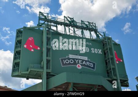 Boston, USA - 2 agosto 2013: 100 anni Boston Red Sox Stadium Scoreboard Fenway Park in tempo soleggiato e nuvoloso Foto Stock