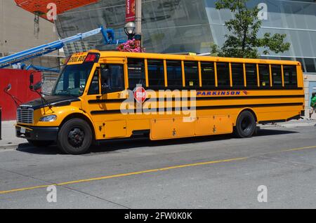 Toronto, Canada - Luglio 14 2013: Autobus scolastico giallo americano nel centro di Toronto con segnale di stop Foto Stock