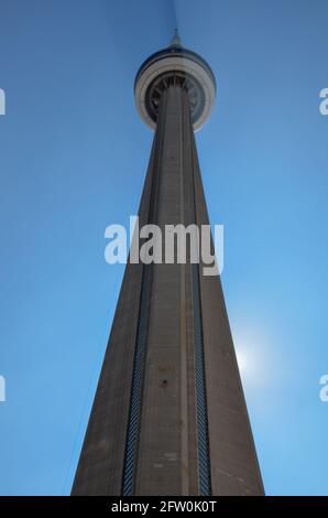 Toronto, Canada - Luglio 14 2013: CN Tower sotto un cielo blu soleggiato con affascinante ombra naturale e l'effetto luminoso del sole Foto Stock