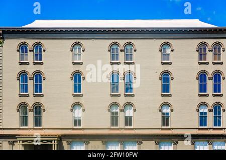 Un edificio storico del 1866 serve ora come spazio per uffici a No. 2 Water Street, 14 maggio 2021, a Mobile, Alabama. Foto Stock