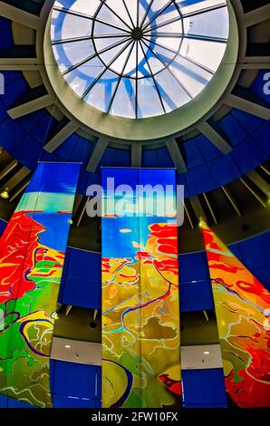 Bandiere colorate sono appese sopra l'esposizione del Mare d'America al GulfQuest National Maritime Museum del Golfo del Messico, 14 maggio 2021, a Mobile, Alabama. Foto Stock