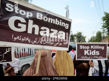 Peshawar, Pakistan. 20 maggio 2021. I sostenitori del TAJIR e dell'ANP musulmano pakistano partecipano a un raduno a Peshawar a sostegno dei palestinesi. (Foto di Hussain Ali/Pacific Press/Sipa USA) Credit: Sipa USA/Alamy Live News Foto Stock