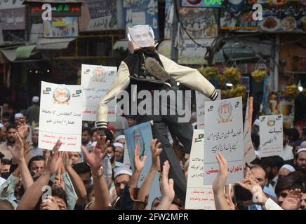 Peshawar, Pakistan. 20 maggio 2021. I sostenitori del TAJIR e dell'ANP musulmano pakistano partecipano a un raduno a Peshawar a sostegno dei palestinesi. (Foto di Hussain Ali/Pacific Press/Sipa USA) Credit: Sipa USA/Alamy Live News Foto Stock