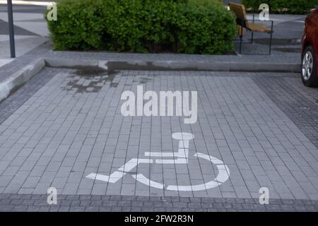 Parcheggio auto con cartello per disabili Foto Stock