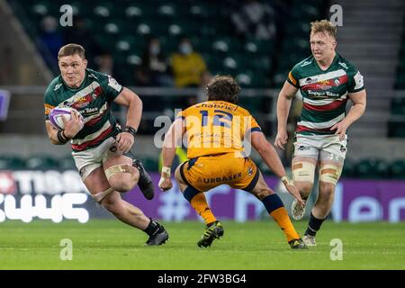 Twickenham, Londra, Regno Unito. 21 Maggio 2021. European Rugby Challenge Cup Final, Leicester Tigers vs Montpellier; Jasper Wiese di Leicester Tigers dummies per superare Jan Serfontein di Montpellier Rugby Credit: Action Plus Sports/Alamy Live News Foto Stock