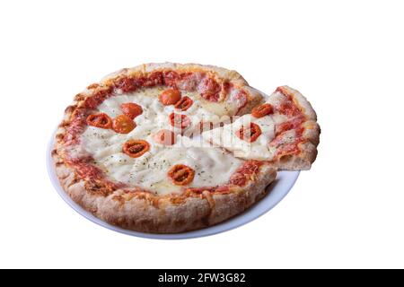Fetta di pizza e pizza isolata su sfondo bianco. Tagliare la pizza Foto Stock