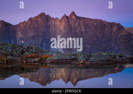 La mattina presto luce su Trollveggen, o il Troll Wall, e le cime Trolltindene nella valle di Romsdalen, Rauma kommune, Møre og Romsdal, Norvegia. Foto Stock