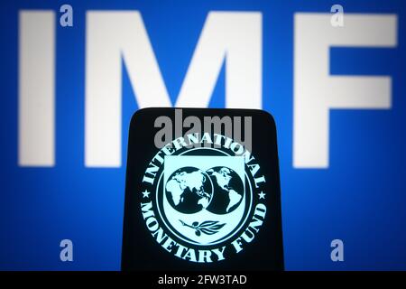 Ucraina. 21 Maggio 2021. In questa illustrazione fotografica il logo del Fondo monetario internazionale (FMI) è visualizzato sullo schermo di uno smartphone. (Foto di Pavlo Gonchar/SOPA Images/Sipa USA) Credit: Sipa USA/Alamy Live News Foto Stock