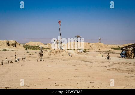 Uno ad un sistema di pozzi d'acqua sembrano piccoli Vulcani vicino Erfoud in Marocco Foto Stock