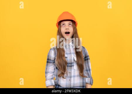 guardate qui. sviluppo di infanzia. felice giorno di lavoro. carriera futura. ragazza teen nel casco. Foto Stock