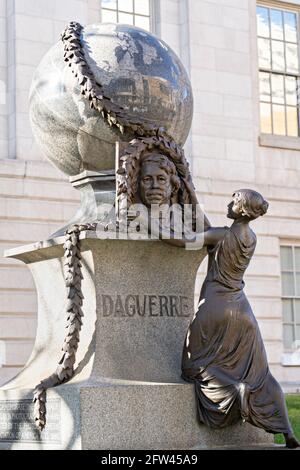 Il Daguerre Memorial, una scultura in bronzo dell'artista americano Jonathan Scott Hartley in memoria di Louis Daguerre considerato il padre della fotografia, al di fuori del vecchio edificio dell'Ufficio brevetti di Washington, DC. Foto Stock