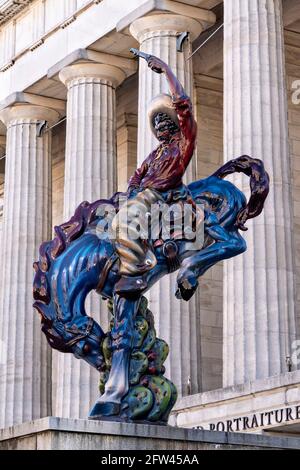 Vaquero, una scultura in acrilico, fibra di vetro e acciaio dell'artista americano Luis Jimenez, fuori dallo Smithsonian American Art Museum di Washington, DC. Foto Stock