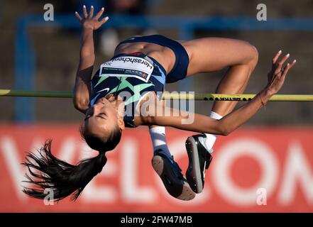 21 maggio 2021, Sassonia-Anhalt, Dessau-Roßlau: Atletica: Incontro internazionale allo stadio Paul Grifzu, High Jump, Donne: Iryna Herashchenko dall'Ucraina in azione. Foto: Hendrik Schmidt/dpa-Zentralbild/ZB Foto Stock