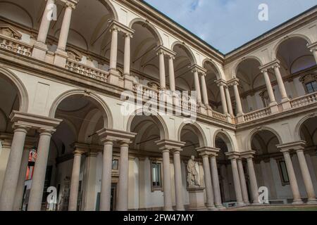 Milano Italia 3 maggio 2021: Interno dell'Accademia di Belle Arti di Brera a Milano con portico da giardino e statue Foto Stock