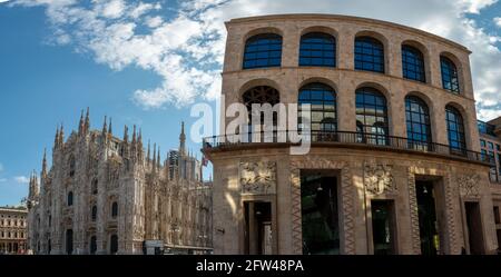 milano italia 3 maggio 2021: cattedrale di milano e museo d'arte moderna "museo del novecento" Foto Stock