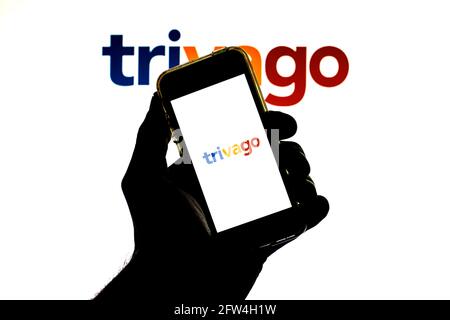 Spagna. 21 Maggio 2021. In questa foto viene illustrata un'applicazione Trivago visualizzata su uno smartphone con il logo Trivago sullo sfondo. (Foto di Thiago Prudencio/SOPA Images/Sipa USA) Credit: Sipa USA/Alamy Live News Foto Stock